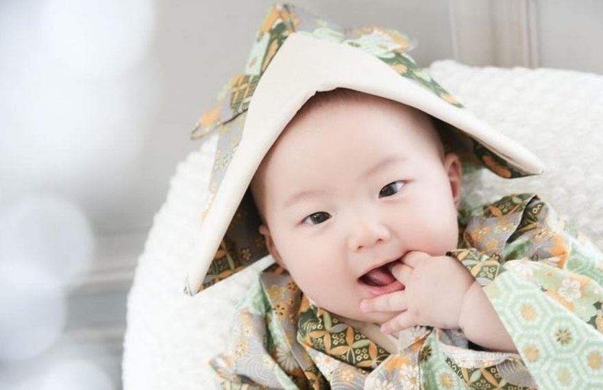 衣装着ている赤ちゃん